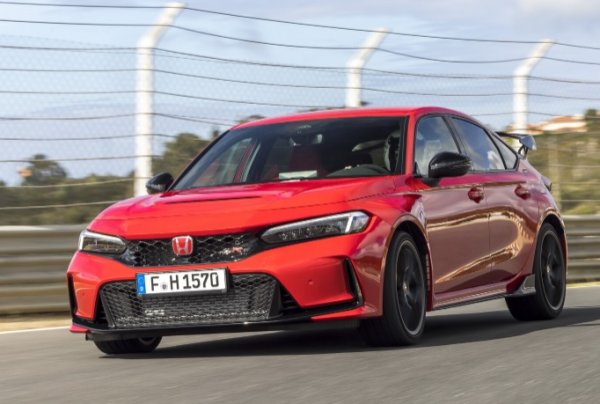 Мощен, &bdquo;лош&ldquo; и много твърд: със своя 2.0 VTEC турбо мотор с 329 к.с. и окачване, устойчиво на шикани и бордюри! Honda Civic Type-R е спортна кола, която &bdquo;грее&ldquo; при добро шофиране и развива до 275 км/ч. Компанията, вярна на традицията, продължава да го предлага само с шестстепенна механична скоростна кутия, която при добро използване позволява да се изстреляте  от 0 до 100 за 5,4 секунди.